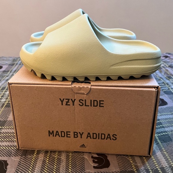 Yeezy slides ‘Resin’ 2022 - Picture 6 of 9
